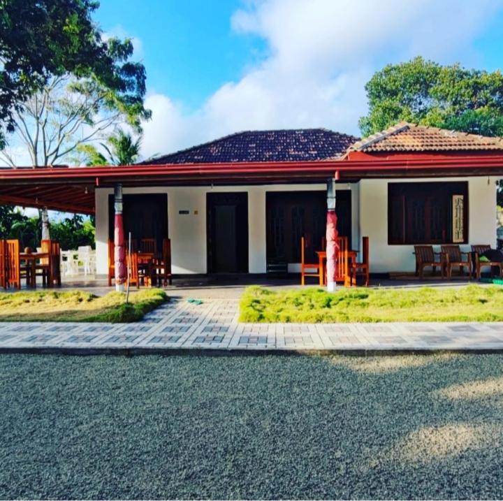 Tharurashmi Sea Pond Villa & Surf Hostel - Hiriketiya Dikwella Dış mekan fotoğraf