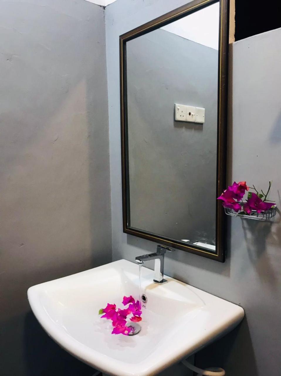 Tharurashmi Sea Pond Villa & Surf Hostel - Hiriketiya Dikwella Dış mekan fotoğraf